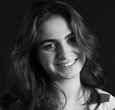 Schwarzweiß-Porträt von Lisa Legina, lächelnd mit offenem Haar